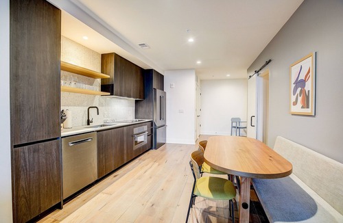 Rainey Street Historic District House | Austin Rainey Street gem with downtown & river views & rooftop pool