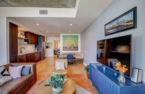 Rainey Street Historic District Condo | Austin Rainey Street perch with balcony - rooftop pool & gym