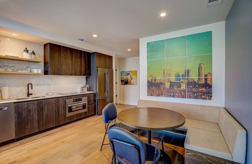 Rainey Street Historic District Condo | Austin Rainey Street perch with balcony - rooftop pool & gym