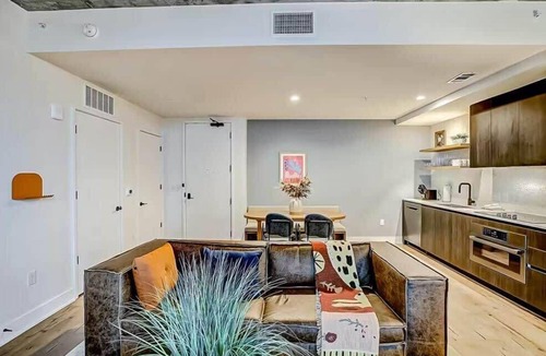 Rainey Street Historic District Condo | Austin Riverside | Rooftop Pool| 2BR by Barclé