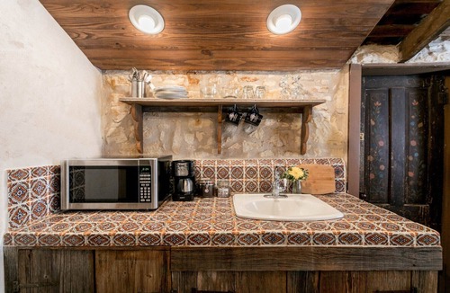 Fredericksburg Cabin | Austin St. Retreat - Maria's Suite | Pet friendly