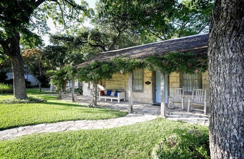 Fredericksburg Cabin | Austin St. Retreat - Maria's Suite | Pet friendly