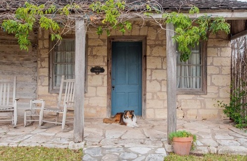 Fredericksburg Cabin | Austin St. Retreat - Maria's Suite | Pet friendly