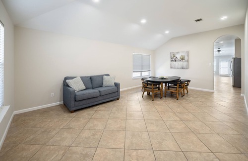 Meadow Lake House | Austin Suburban Bright & Spacious 1-Story Home
