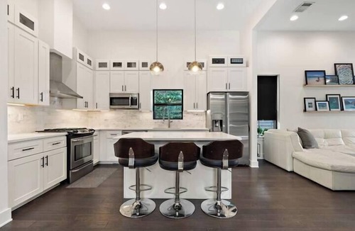 Chestnut House | Austin The Allen – East Austin Home with Private Backyard & Putting Green