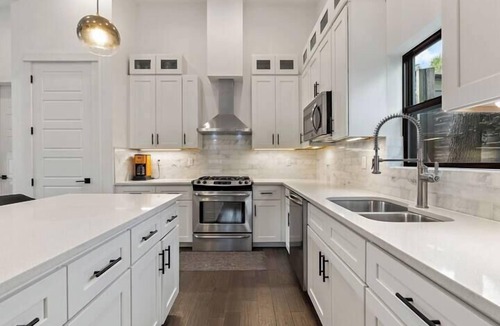 Chestnut House | Austin The Allen – East Austin Home with Private Backyard & Putting Green