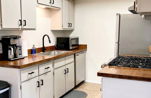 Franklin Park House | Austin Trio: 3bd near Congress, 6th, and Airport!