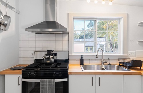 South Manchaca Villa | Austin Villa | 3BR Stay | Sleeps 6 | Pet-Friendly
