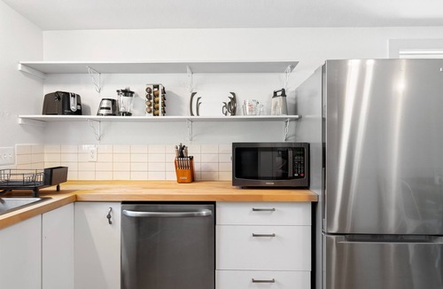 South Manchaca Villa | Austin Villa | 3BR Stay | Sleeps 6 | Pet-Friendly