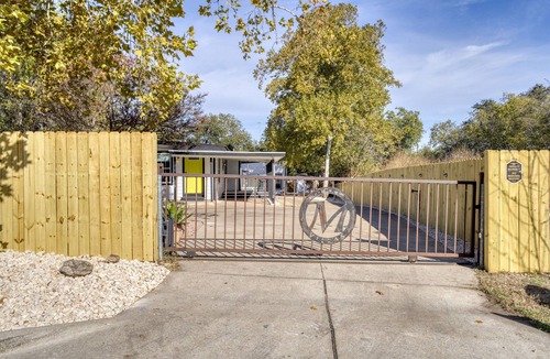 South Manchaca Villa | Austin Villas | 2 Homes + Tiny Home | 16 | Dogs OK