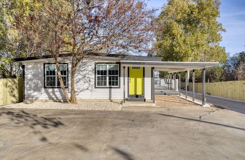 South Manchaca Villa | Austin Villas | 2 Homes + Tiny Home | 16 | Dogs OK