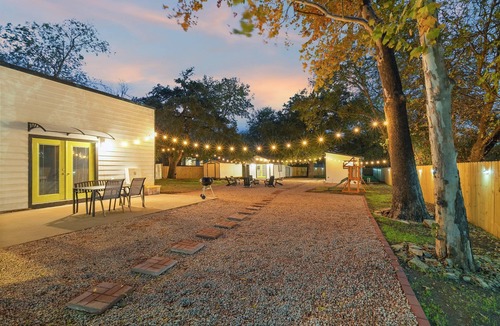 South Manchaca Villa | Austin Villas | 2 Homes + Tiny Home | 16 | Dogs OK