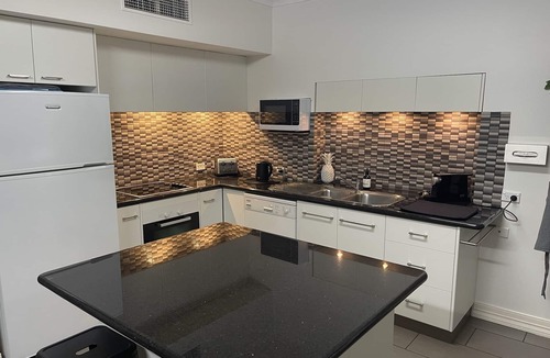 Dennington House | Austral Place 88 over Merri River