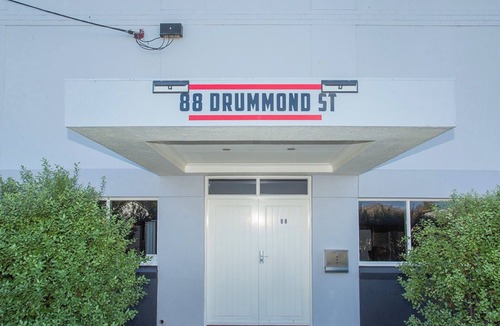 Dennington House | Austral Place 88 over Merri River