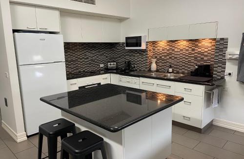 Dennington House | Austral Place 88 via Merri River