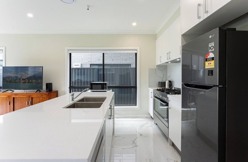 Austral House | Austral Spacious large 5 br home with Central AC