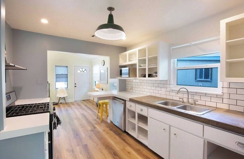 Holly House | Authentic ATX Family Compound ❤️ 2 Homes Side-by-Side Walk to Lake Near UT