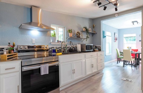 Holly House | Authentic ATX Family Compound ❤️ 2 Homes Side-by-Side Walk to Lake Near UT