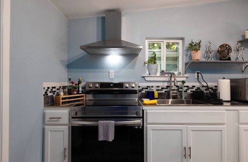 Holly House | Authentic ATX Family Compound ❤️ 2 Homes Side-by-Side Walk to Lake Near UT