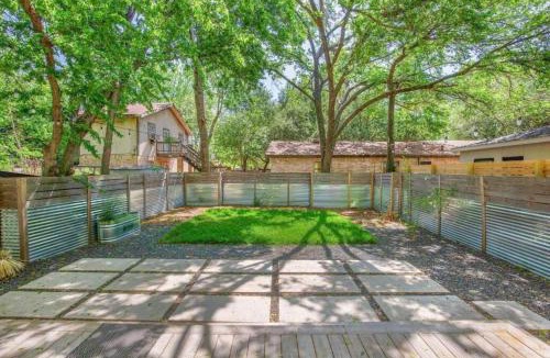 Holly House | Authentic ATX Gem with Cowboy Pool, Vibe with Downtown & Local Eateries