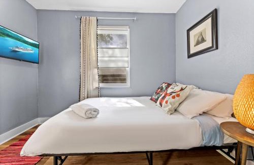 Holly House | Authentic ATX Gem with Cowboy Pool, Vibe with Downtown & Local Eateries