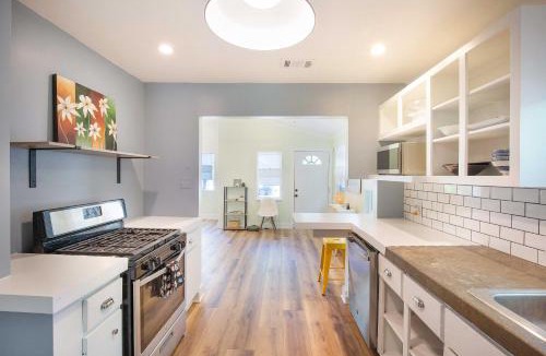 Holly House | Authentic ATX Gem with Cowboy Pool, Vibe with Downtown & Local Eateries