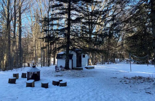 Sainte-Ann-des-Lacs Cottage | Authentic Lakefront Cottage with Spa