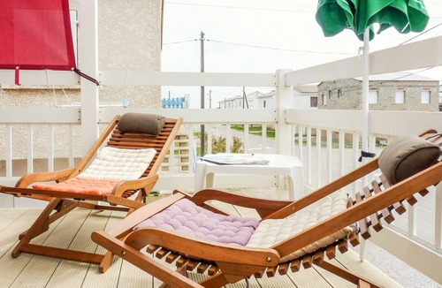Gruissan Plage Ski Chalet | Authentic chalet with sea view, sleeps 4, all comforts