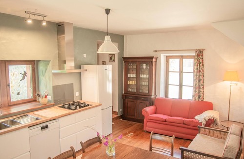 Issac House | Authentic gîte on estate with swimming pool