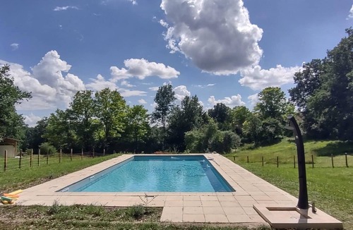 Paulhiac House | Authentic gîte with shared pool in the middle of nature.