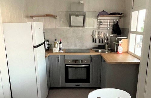 Gruissan Plage Ski Chalet | Authentic Gruissan chalet, 6 people, electric car socket