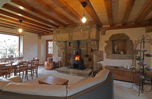 Ceauce Cottage | Authentic house by a pond with pets allowed, linens and cleaning included