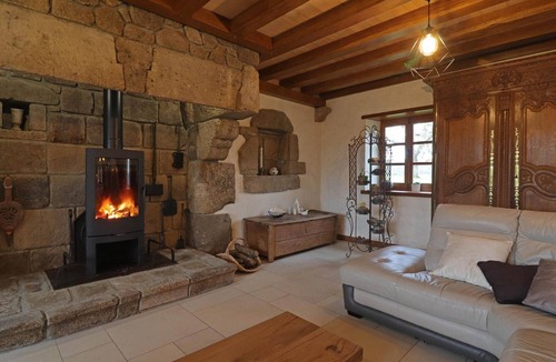 Ceauce Cottage | Authentic house by a pond with pets allowed, linens and cleaning included