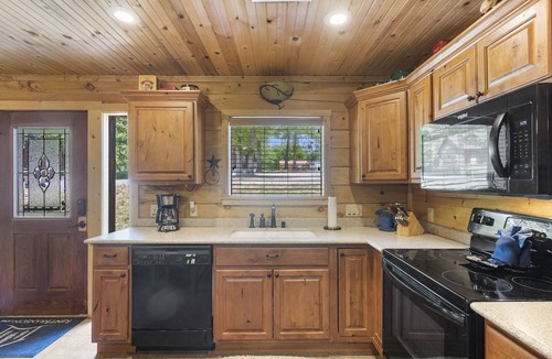 Branson Cedars Cabin | Authentic Log Cabin-HotTub, Loft, Near Big Cedar, Pet Friendly, Free Daily Attraction Tickets!