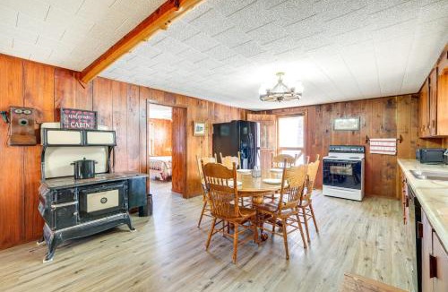 Pineville House | Authentic Log Cabin in Pineville about 2 Mi to River!
