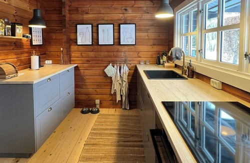 Hoensinge House | Authentic log cabin on large enclosed natural plot