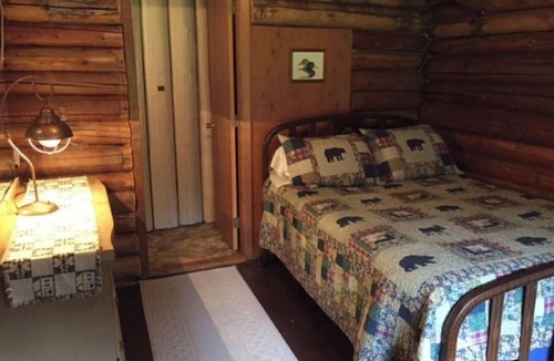 Northome Cabin | Authentic Log Cabin Pet Friendly Northshore Bay Resort