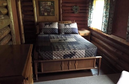 Northome Cabin | Authentic Log Cabin Pet Friendly Northshore Bay Resort