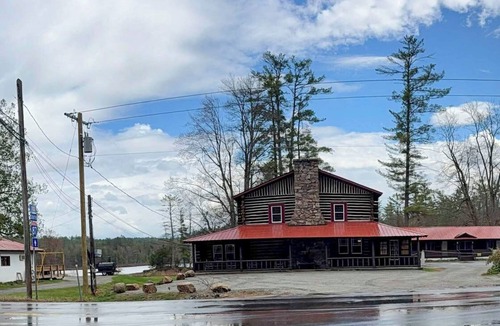 Chestertown Cabin | Authentic Log Cabin with Lake Views and Sauna