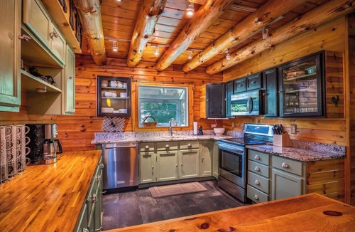 Hamlin Cabin | Authentic Log Cabin * Short walk to Lake & Hideout