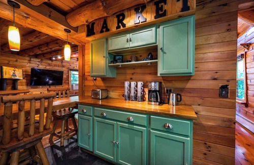 Hamlin Cabin | Authentic Log Cabin * Short walk to Lake & Hideout