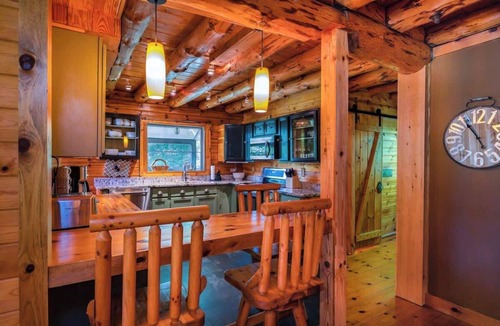 Hamlin Cabin | Authentic Log Cabin * Short walk to Lake & Hideout