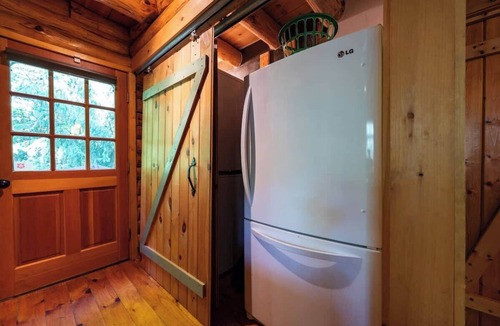 Hamlin Cabin | Authentic Log Cabin * Short walk to Lake & Hideout