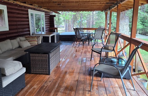 Seeley Lake Cabin | Authentic Log Cabin + Bunkhouse and Hot Tub in Seeley Lake - Sleeps 12
