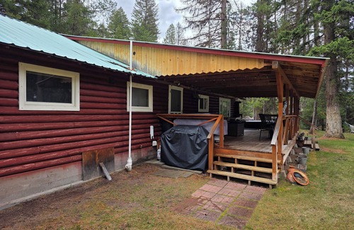 Seeley Lake Cabin | Authentic Log Cabin + Bunkhouse and Hot Tub in Seeley Lake - Sleeps 12