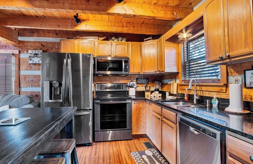 Townsend Cabin | Authentic log cabin with, some mountain views and watching the evening sunset!