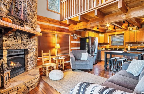 Townsend Cabin | Authentic log cabin with, some mountain views and watching the evening sunset!