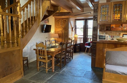 Peyragudes House | Authentic Mountain Retreat with Stunning Views and Large Park