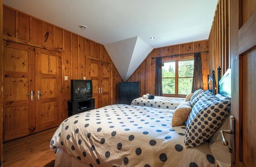 Lac Superieur Village Cabin | Authentic Northern Log Cabin in the Woods with SPA
