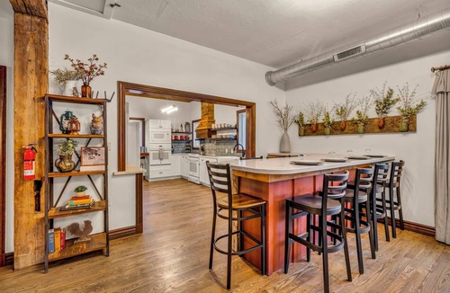 Ravenna House | Authentic Restored 1840s Barn | 20 Guests | Private Pond | Hot Tub | Sports Court | Games | Fishing